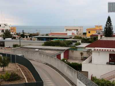 Tra Fesca e Palese � Arrivati a Fesca il lungomare finisce, perch� interrotto dalla foce di Lama Balice. Bisogna cos� prendere la tangenziale per andare a visitare l�ultima zona di �Bari citt�� prima di entrare nell�ex frazione di Palese. caratterizzata da un lato da una serie di villette a schiera e da un impianto sportivo e dall�altro da ville e rimessaggi oltre che da due storici stabilimenti balneari
